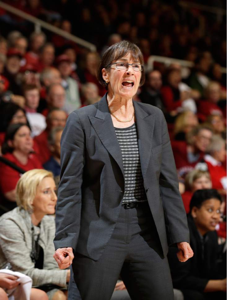 Women's basketball Stanford coach Tara VanDerveer joins elite 1,000