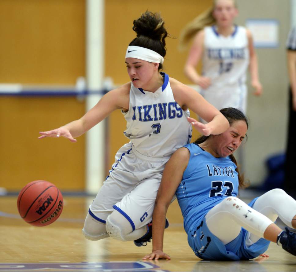 Steve Griffin  |  The Salt Lake Tribune


Pleasant Grove's Malia Brown, left, and Layton's Brenda Gallegos crash to the court during the girl's 5A basketball tournament at the SLCC gym in Salt Lake City Monday February 20, 2017