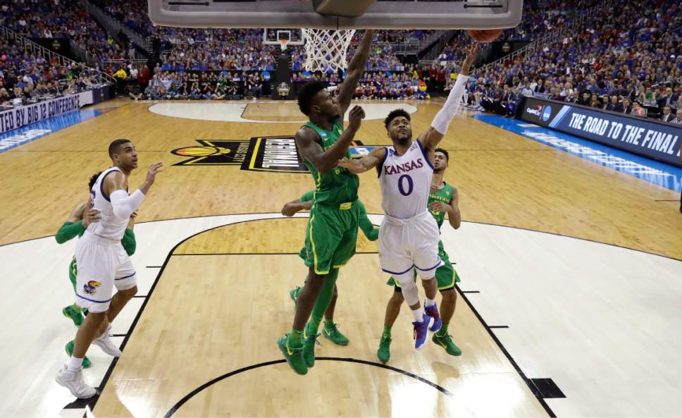 College Basketball Oregon Beats Kansas To Reach Final Four