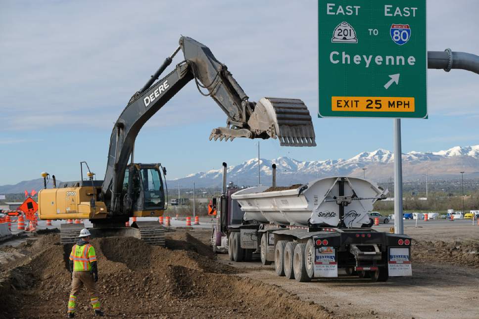 Francisco Kjolseth | The Salt Lake Tribune
As part of National Work Zone Safety week, UDOT conducted a briefing in the I-215 construction zone in an effort to encourage drivers to use caution for their safety as well as construction crews.