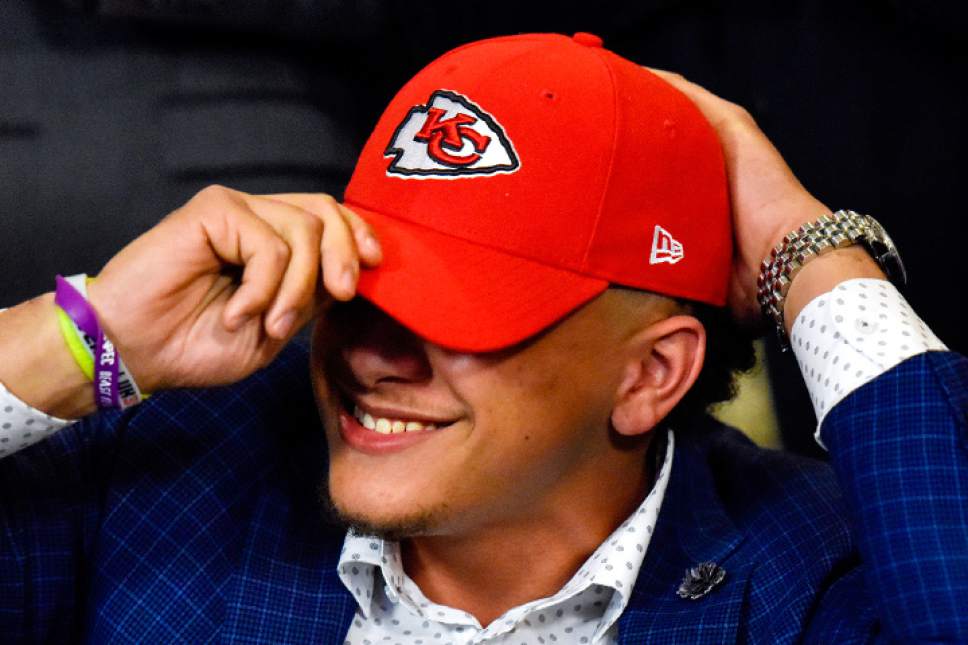 Nfl draft chiefs move up to take qb mahomes 10th overall in draft