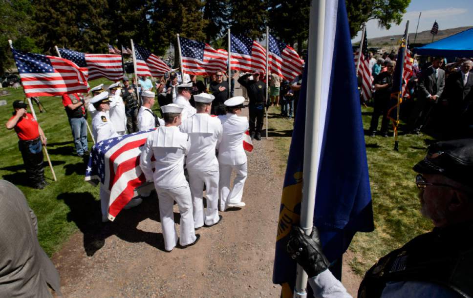 Steve Griffin  |  The Salt Lake Tribune


The Navy Honor Guard removes the casket of Elliott Deen Larsen whose remains finally came home to the Monroe City Cemetery in Monroe, Utah  Friday May 26, 2017. Larsen's family recently learned that he died on the USS Oklahoma at Pearl Harbor.