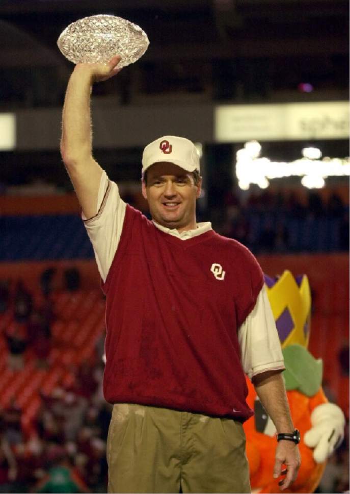 College football Oklahoma Coach Bob Stoops will retire after 18