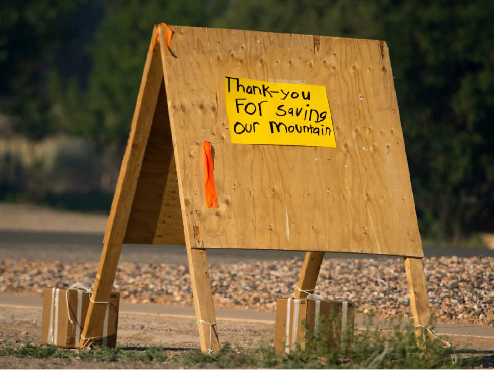 Rick Egan  |  The Salt Lake Tribune


A sign thanking fire fighters in Parowan near the road block to the road to Brian Head, Thursday, June 22, 2017.