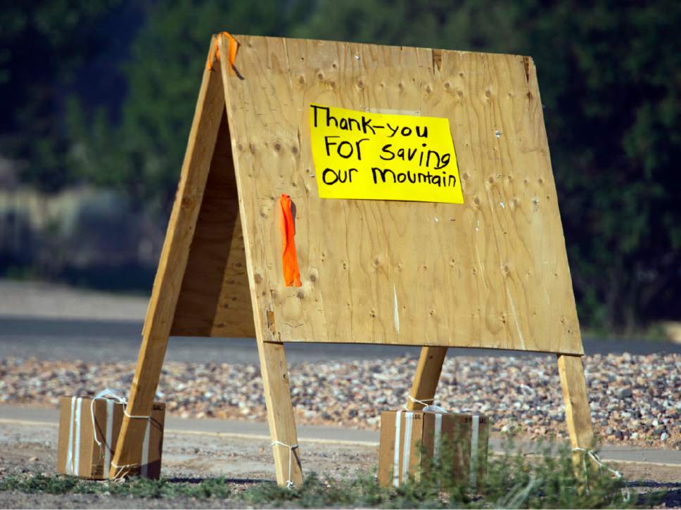 A sign thanking fire fighters in Parowan, Utah, near the road block to the road to Brian Head, Thursday, June 22, 2017.(Rick Egan/The Salt Lake Tribune via AP)