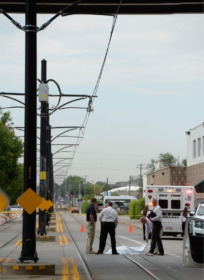 Francisco Kjolseth | The Salt Lake Tribune
Salt Lake City police confirm a man's fatal fall from a freeway overpass in an apparent suicide from where 900 South exits Interstate 15 onto South Temple Street, Monday, July 10, 2017.